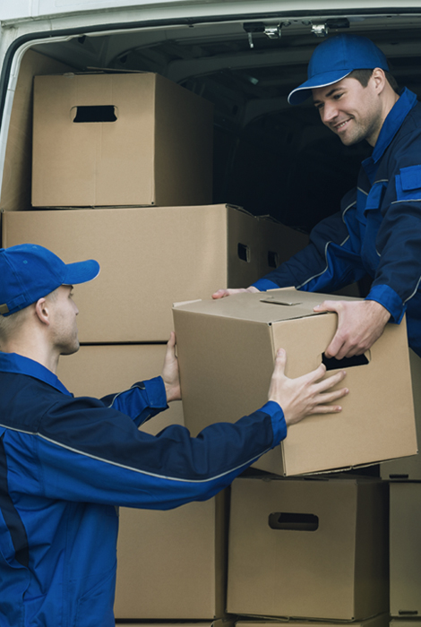 Equipe da Iago Transportes carregando caixas em um veículo de transporte